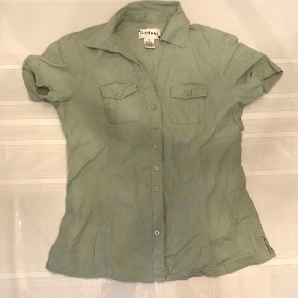 buttons Tops - Medium sized button down green linen/rayon top with front buttoned pockets.